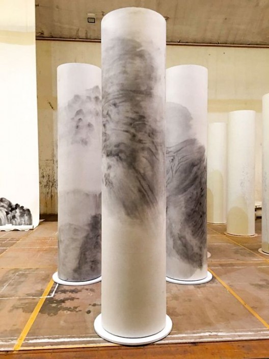 徐龙森，《如意柱之一》（前），《如意柱之二》（左），《如意柱之三》（右），装置：水墨纸本 木柱，310 x 直径 67 cm，2016（图片由艺术家提供） XU Longsen, “Ruyi Pillar No. 1” (front), “Ruyi Pillar No. 2” (left), “Ruyi Pillar No. 3” (right), Installation: Ink on Paper, Wooden Column, 310 x Diameter 67 cm, 2016 (Image Courtesy of the Artist)