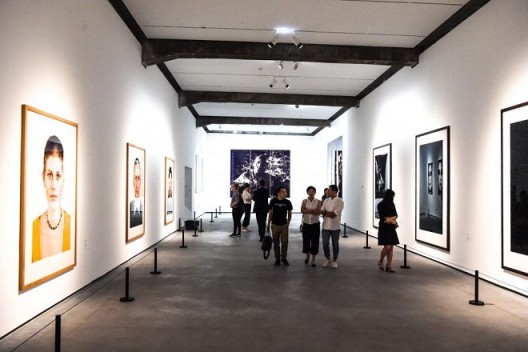 Minsheng Art Museum: Thomas Ruff; Katharina Sieverding / Photo: Daniel Biskup 在民生美术馆的Thomas Ruff; Katharina Sieverding作品 / 摄影:Daniel Biskup