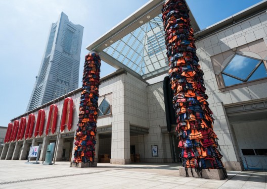 AI Weiwei, “Safe Passage,” life jackets and inflatable raft, Dimensions variable, 2016 “Reframe”, PVC, polycarbonate, rubber (set of 14), 650 x 325x75 cm (each), 2016 Installation view at Yokohama Museum of Art, Yokohama Triennale 2017, photo: Kato Ken © Ai Weiwei Studio, photo courtesy of Organizing Committee of Yokohama Triennale