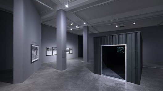“陈界仁:中空之地”,展览现场,2017,长征空间,北京(图文资料由长征空间提供,拍摄:陈又维) “Chen Chieh-jen: A Field of Non-field”,installation view, 2017, Long March Space, Beijing (Courtesy of Long March Space, Photo:Chen You-wei)