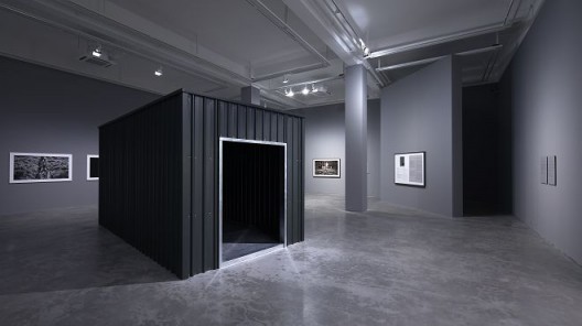 “陈界仁:中空之地”,展览现场,2017,长征空间,北京(图文资料由长征空间提供,拍摄:陈又维) “Chen Chieh-jen: A Field of Non-field”,installation view, 2017, Long March Space, Beijing (Courtesy of Long March Space, Photo:Chen You-wei)