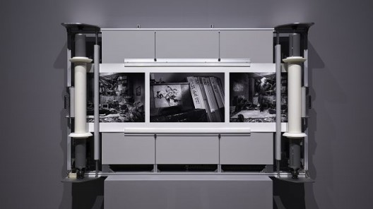 《星辰图》，黑白相纸/机械滚动条，210 × 131 × 31 cm，2017（图文资料由长征空间提供，拍摄：陈又维） 