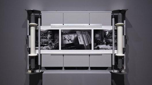 《星辰图》,黑白相纸/机械滚动条,210 × 131 × 31 cm,2017(图文资料由长征空间提供,拍摄:陈又维)