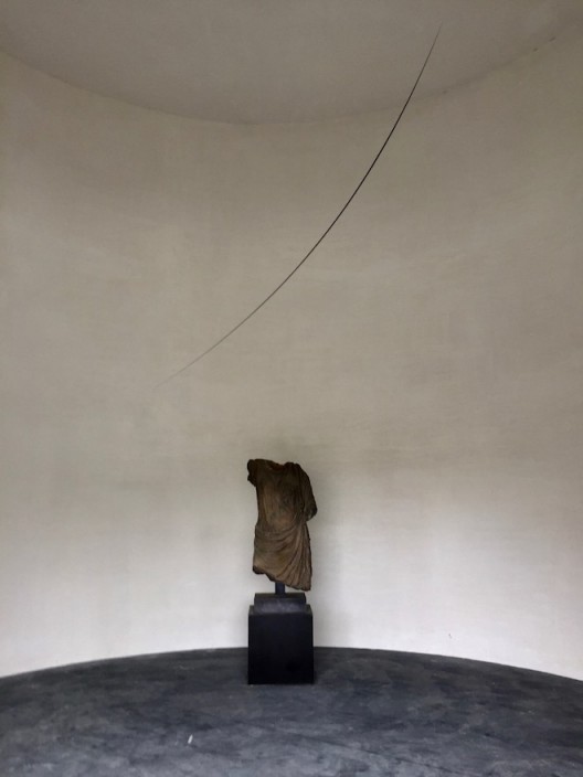 Otto Boll (b.1952, Germany) Untitled, 1994, Aluminium, steel, 400 cm, Edition 1 of 6, shown with classical torso. 奥托·鲍尔（德国，1952年生），《无题》，1994，铝，钢，400 cm，6个版中的第1版，与古典的躯干雕塑一同展示。