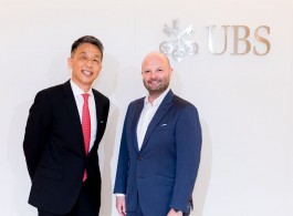 Dennis Chen, Country Head and Head of Wealth Management, UBS Taiwan (L) and 
Magnus Renfrew, main organizer of Taipei Dangdai (R)