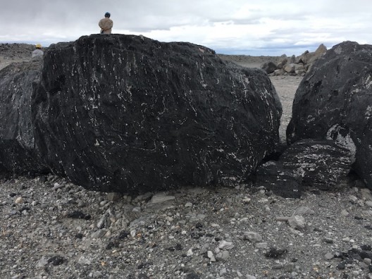 Quarrying Zhang Wang’s Volcano Rocks (image courtesy Rén Space) 挖掘展望雕塑用火山石（图片提供Rén Space）