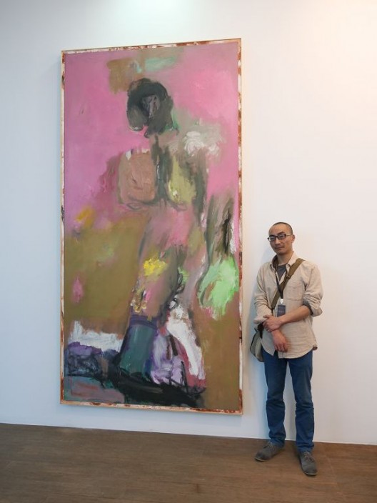 Prizewinner Zhong Xueqing with his painting “Walking on thin ice” 大奖得主钟学庆与作品合影