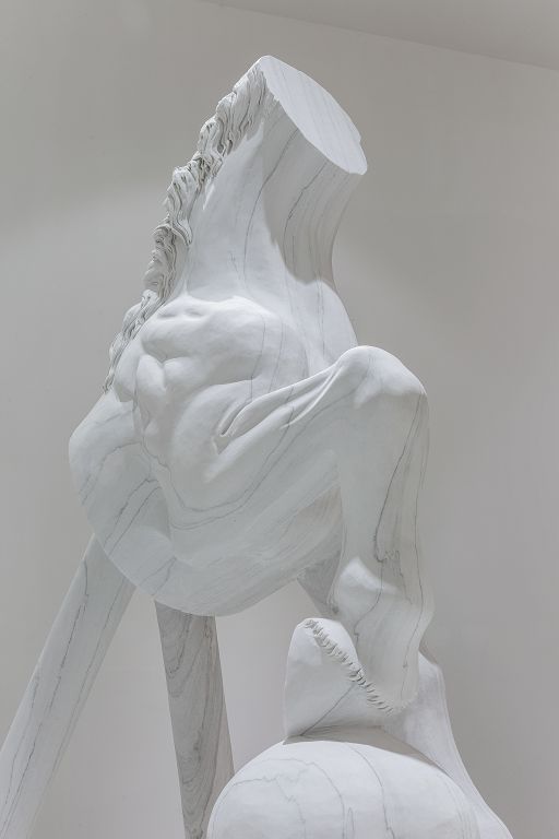 董金玲,《一匹马的纯洁》,汉白玉,207×165×87cm,127×130×60 cm,2018