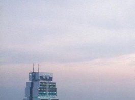 Sumet Jumsai. Photograph, United Overseas Bank Bangkok Headquarters (formerly the Bank of Asia Headquarters), 1986. Printing ink on paper. M+, Hong Kong. Gift of Sumet Jumsai, 2017. © Sumet Jumsai.
书梅春塞，大华银行曼谷总部（前身为亚洲银行总部），1986年。油墨印刷纸本， M+，香港，书梅春塞捐赠，2017年 . 书梅春塞。