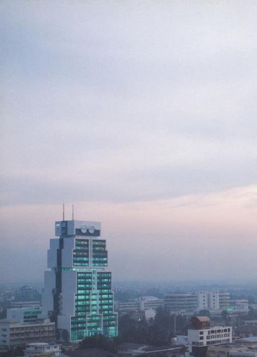 Sumet Jumsai. Photograph, United Overseas Bank Bangkok Headquarters (formerly the Bank of Asia Headquarters), 1986. Printing ink on paper. M+, Hong Kong. Gift of Sumet Jumsai, 2017. © Sumet Jumsai. 书梅春塞，大华银行曼谷总部（前身为亚洲银行总部），1986年。油墨印刷纸本， M+，香港，书梅春塞捐赠，2017年 . 书梅春塞。