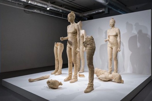藤原西芒,《瑞贝卡》,2012,综合媒体装置,尺寸不定 © 图片由艺术家、利兹美术馆及施博尔画廊提供 Simon Fujiwara,
