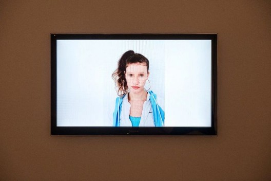藤原西芒,《瑞贝卡》,2012,综合媒体装置,尺寸不定 © 图片由艺术家、利兹美术馆及施博尔画廊提供 Simon Fujiwara,