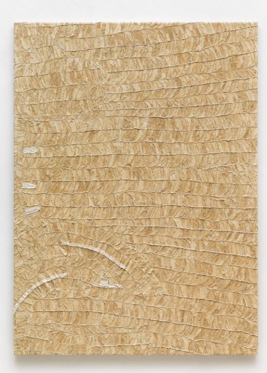藤原西芒,《神兽》(欧洲貂皮),2017,木架,皮毛大衣碎片,130 x 95 x 2.6 cm,照片:Roman März © 图片由艺术家及施博尔画廊提供 Simon Fujiwara,