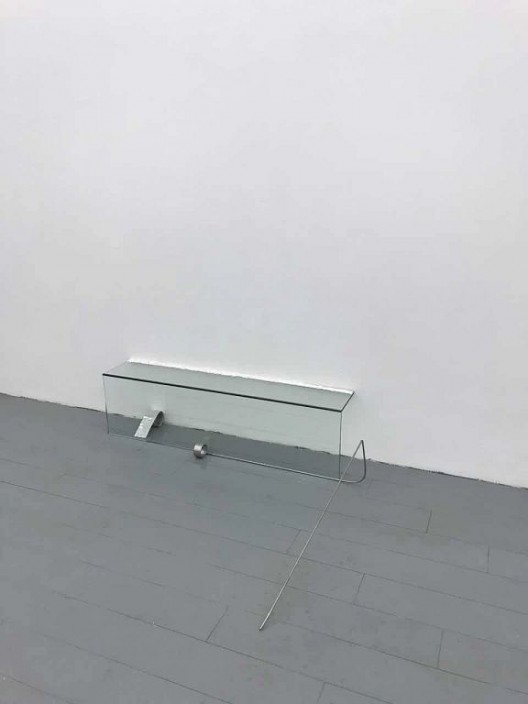 何意达,《无题》,2018,锡箔,不锈钢,玻璃,石膏粉,112 x 95 x 27.5 cm 玻璃部分: 27.5 x 18 x 100 cm © 图片由艺术家与马凌画廊提供 He Yida,
