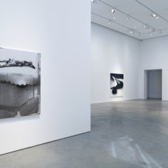 Installation view, Tala Madani: Corner Projections at 303 Gallery, New York, 2018. 塔拉·马达尼：《角落投影》展览现场，纽约303画廊，2018