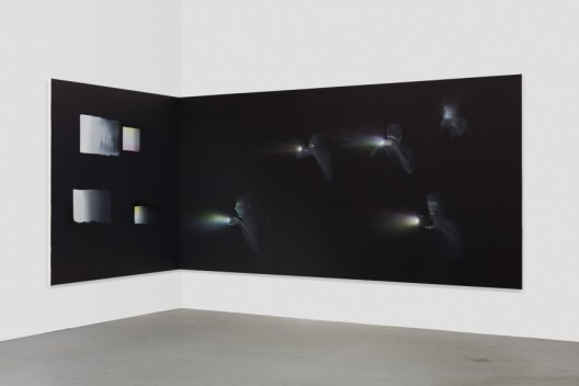 Tala Madani, Corner Projection with Squares, 2018. © Tala Madani, courtesy 303 Gallery, New York.  塔拉·马达尼，《方块角落投影》，2018，图片由塔拉·马达尼和纽约303画廊提供