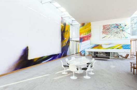 Katharina Grosse, Sie trocknen ihre Knie mit einem Kissen, Hoffmann Collection, Berlin, 2012, acrylic on wall and canvas, 600 x 1,600 x 850 cm. Foto: Sebastian Schobbert . Copyright: © Katharina Grosse und VG Bild-Kunst Bonn, 2018. Courtesy: Hoffmann Collection, Berlin