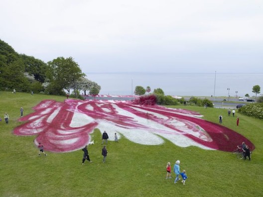 Katharina Grosse, Asphalt Air and Hair, ARoS Triennial, Aarhus, Dänemark, 2017, acrylic on grass, trees, breakwaters and sidewalks, 1,200 x 5,700 x 10,800 cm. Foto: Nic Tenwiggenhorn und VG Bild-Kunst, Bonn. Copyright: © Katharina Grosse und VG Bild-Kunst Bonn, 2017. Courtesy: KÖNIG Gallery