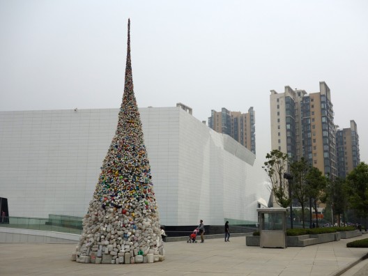 Wang Zhiyuan, Thrown to the Wind, 2010, steel and plastic bottles, 400 (diameter) cm x 1150cm. Courtesy the artist and White Rabbit Collection, Sydney. 王智远，《龙卷风》，2010，金属、塑料瓶，400cm（直径）x 1150cm。图片版权为艺术家和白兔美术馆(悉尼)所有。 