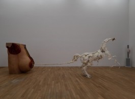 Raphaela Vogel，《子宫国》(部分)，2017，聚氨脂漆合成橡胶、乳房模型、挤奶器、投影机、电线、 录像7’11’’
乳房模型和马:215 × 670 × 210 cm(装置尺寸); 影片雕塑:340 × 260 × 320 cm(装置尺寸)，3’09’’，鸣谢: BQ, Berlin & Raphaela VogelRaphaela Vogel, "Uterusland ​(Partial)", 2017, Polyurethane elastomer, breast model, milking machine, video projector, cable, video 7’11’’; Breast model and horse: 215 × 670 × 210 cm (installation dimensions); video sculpture: 340 × 260 × 320 cm (installation dimensions),3’09”,Courtesy: BQ, Berlin & Raphaela Vogel