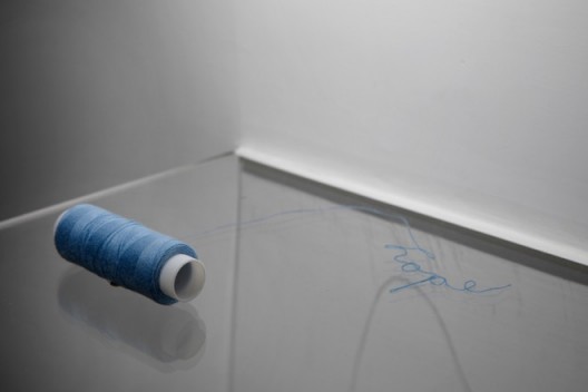 关尚志，《一线希望》（A Thread of Hope, 2009），装置、线、胶水，2009，©时代美术馆