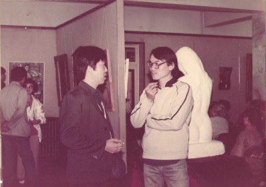 郭雅希与友人交谈，“鸣社•人体艺术展”，1988年