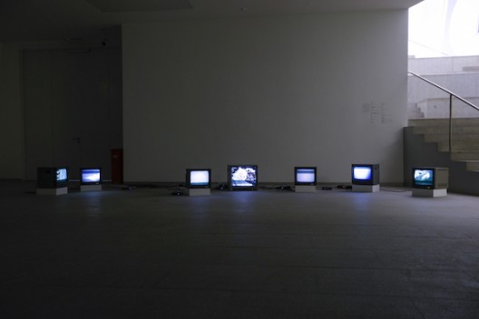 米利亚姆·卡恩影像作品，“灵与景”展览现场，四方当代美术馆 work by Miriam Cahn, installation view at 'Ten Thousand Things', Sifang Art Museum, Nanjing 
