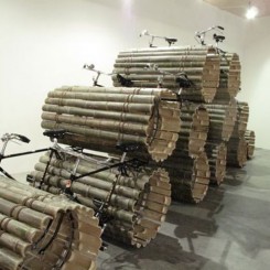 Zhu Jinshi, “The Bicyclist,” installation, 200 x 140 x 110 cm, 2008 (Pearl Lam Galleries).朱金石，《骑自行车的人》，装置，200 x 140 x 110 cm,，2008（Pearl Lam画廊）。