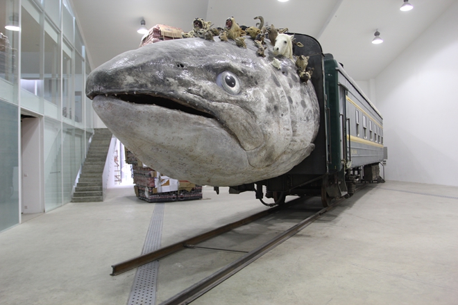 01Huang-Yong-Ping-Leviathanation_2011-Installation-Fiberglass-Stuffed-animalsTrain-470-x-2100-x-340-cm