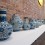 "Blue and White," 32 ceramic vases, 2012. "青和白", 32个瓷瓶, 2012