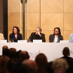 (L-R) Jeffrey Deitch, Amy Cappellazzo, Charles Guarino, Rirkrit Tiravanija and Matthew Collings on the Intelligence Squared panel从左至右：Jeffrey Deitch、Amy Cappellazzo、Charles Guarino、Rirkrit Tiravanija和Matthew Collings在Intelligence Squared辩论会上。