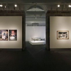 Installation shot (left to right): Bani Abidi (b.1971, Karachi Pakistan) "The Ghost of Mohammed Bin Qasim", 2006 and "The Boy Who Got Tired of Posing", 2006, both from the series The Boy Who Got Tired of Posing (Photographed on October 27, 2013 by Jessica Hromas)装置场景（自左向右）：巴尼•阿比迪（1971年生于巴基斯坦卡拉奇），《穆罕默德‧伊本‧卡西木之魂》，2006年；《厌倦摆姿势的男孩》，2006年——两部作品均来自《厌倦摆姿势的男孩》系列。（照片由Jessica Hromas摄于2013年10月27日）