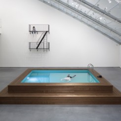 Elmgreen & Dragset, “Biography”, installation views. At Astrup Fearnley Museet, 2014. Courtesy of the artist; photo by Anders Sune Berg艾墨格林与德拉格塞特，《传记》，展览场景，奥斯陆Astrup Fearnley现代美术馆，2014。图片：Anders Sune Berg