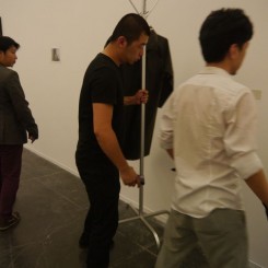 Zhao Zhao removing one work by Ai Weiwei
赵赵正在将艾未未的作品搬出展厅