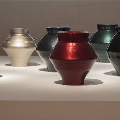 "Han Dynasty Vases and Auto Paint", Vases from the Han Dynasty (202 B. C. – 220 A. D.) and auto paint, 2014
© Ai Weiwei. Foto © Mathias Völzke