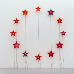Liu Xinyi, “One Night back to Wartime”, beacon lights, timer, acrylic panels, dimensions variable, 2014刘辛夷，《一夜回到解放前》，航标灯，控制器，亚克力板，尺寸可变，2014
