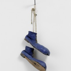 Ugo Rondinone, “no one's voice”, artificially aged clown shoes of leather, wooden nail, paint, 2006, © studio rondinone, 2014乌戈·罗迪纳，《没有谁的声音》，旧人造皮鞋、木钉、颜料，2006，© Rondinone 工作室，2014