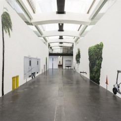 "The Los Angeles Project", installation view, Alex Israel, UCCA. Photo: Yang Chao Photo Studio. Courtesy of UCCA《洛杉矶计划》展览现场，亚历克斯·以色列, 尤伦斯艺术中心。摄影：Yang Chao Photo Studio 照片由尤伦斯艺术中心提供