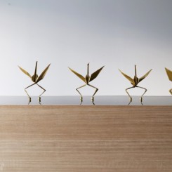 UGOITA, “Dancing Paper”, origami paper, maagnet, wire, W800×D300×H250 (mm), 2014, HYBRID: paper x magnetUGOITA，《Dancing Paper》，素材：折纸、磁铁、金属针，W800×D300×H250 (mm)，2014年，HYBRID：纸×磁铁