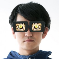 UGOITA, “Eye Collage”, glasses(acrylic resin), display, W165×D160×H60 (mm), 2014, HYBRID:your own face x someone else's eyesUGOITA，《Eye Collage》，素材：眼镜(树脂)、展台，W165×D160×H60 (mm)，2014年，HYBRID：自己的头像×别人的眼睛