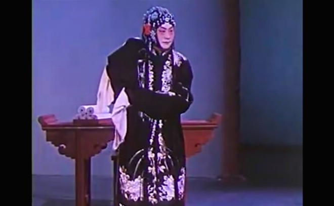 Cheng Yanqiu is playing “water sleeve” in film “Tears from Barren Mountain”程砚秋在电影《荒山泪》中的水袖动作