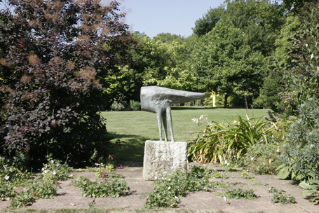 Kenneth Armitage, “Anvil Figure”, bronze, 73 × 82 × 27 cm, 1961