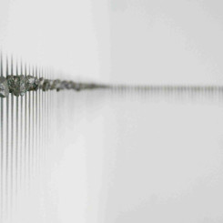 Teresita Fernández，《Horizon (Halo) 》，2011年，石墨、磁石，尺寸不一。图片请注明由艺术家及立木画廊（纽约及香港）提供。