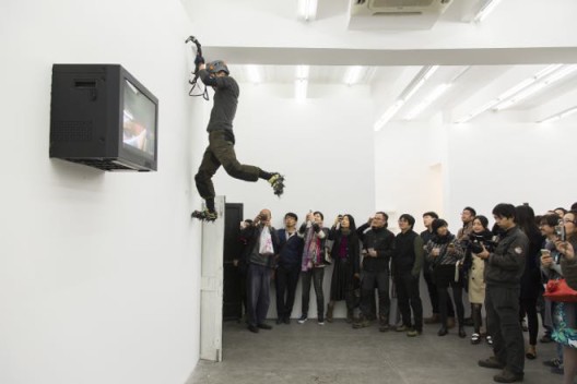  “Mr. Hungry” opening performance, Aike-Dellarco, Shanghai, 2014《饥饿先生》，展览开幕现场