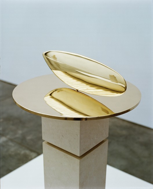 Constantin Brancusi, “Le Poisson,” polished bronze, 13 1/2 x 42 x 3 cm, 1926. Photo: Copyright The Artist; courtesy of Paul Kasmin Gallery.