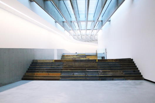 Cevdet Erek, “A Room of Rhythms – Curva”, installation view, MAXXI, 2014. Photo: Giorgia Romiti, courtesy Fondazione MAXXICevdet Erek, 《律动之屋-曲线》,展览现场,罗马二十一世纪国立现代美术馆,2014. 摄影: Giorgia Romiti,图片惠允:罗马二十一世纪国立现代美术馆基金会