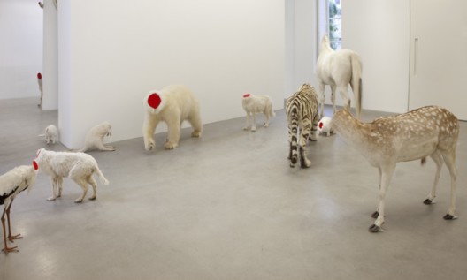 Huang Yong Ping, “Bugarach”, (installation view), fiberglass, concrete, stuffed animals, model helicopter, siren, porcelain, dimensions variable, 2012. Courtesy of the artist and Galerie Kamel Mennour, Paris黄永砅,《比加拉什》(展览现场),玻璃钢,混凝土,动物标本,模型直升飞机,警笛,陶瓷,尺寸可变,2012。图片惠允:艺术家,巴黎 Kamel Mennour画廊