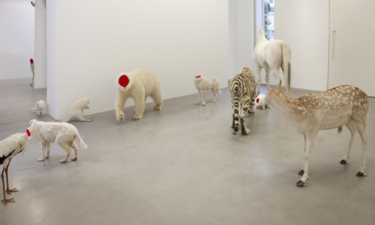 Huang Yong Ping, “Bugarach”, (installation view), fiberglass, concrete, stuffed animals, model helicopter, siren, porcelain, dimensions variable, 2012. Courtesy of the artist and Galerie Kamel Mennour, Paris黄永砅，《比加拉什》（展览现场），玻璃钢，混凝土，动物标本，模型直升飞机，警笛，陶瓷，尺寸可变，2012。图片惠允：艺术家，巴黎 Kamel Mennour画廊