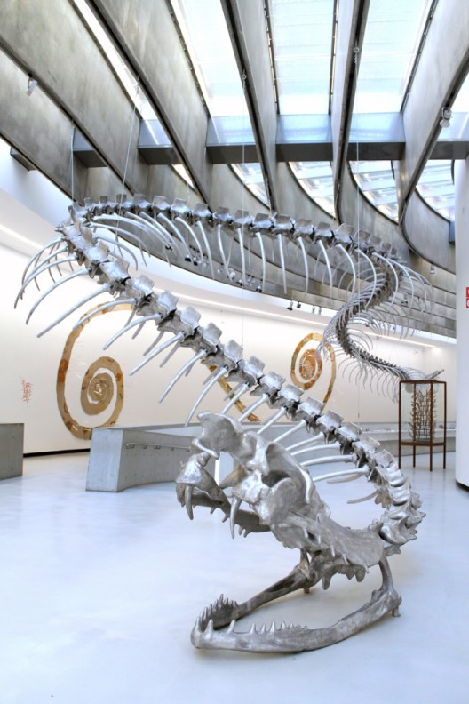 Huang Yng Ping, “Baton de Serpent”, (installation view), aluminium, stainless steel, dimensions variable (length: 53 meters). Courtesy of the artist and the Red Brick Art Museum, Beijing黄永砅,《巴蛇》(现场局部),铝,不锈钢,尺寸可变(长53米)。图片惠允:艺术家与北京红砖美术馆