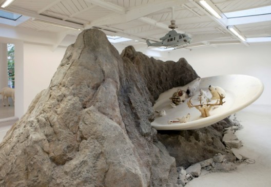 Huang Yong Ping, “Bugarach” (installation view), fiberglass, concrete, stuffed animals, model helicopter, siren, porcelain, dimensions variable, 2012. Courtesy of the artist and Galerie Kamel Mennour, Paris黄永砅，《比加拉什》（展览现场），玻璃钢，混凝土，动物标本，模型直升飞机，警笛，陶瓷，尺寸可变，2012。图片惠允：艺术家，巴黎 Kamel Mennour画廊